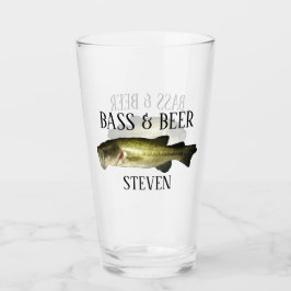 Basse de pêche amusante et verre à boire de la biè