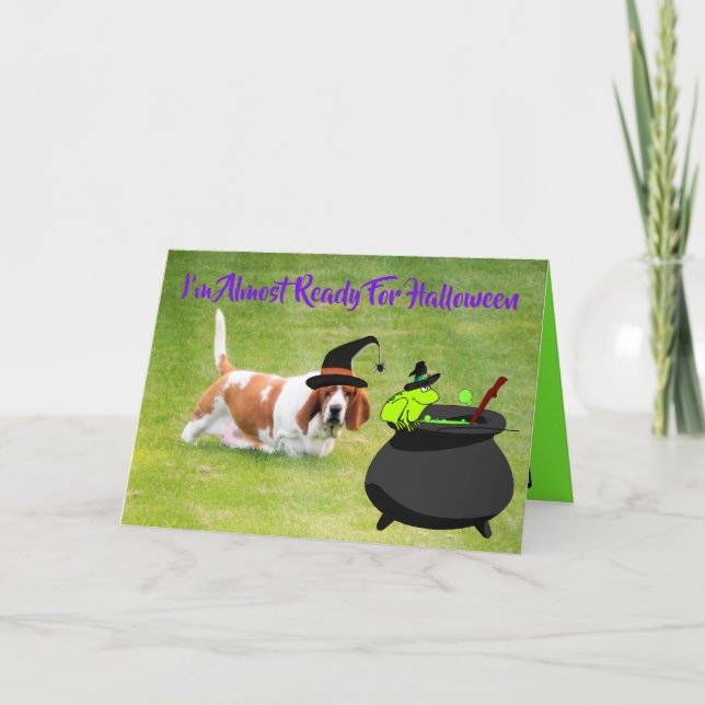Basset "Hexe" mit Frosch und Kauldron auf Hallowee Karte (Vorderseite)
