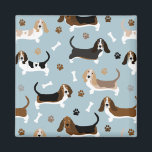 Basset Hound Dog Bones and Paws Magnet<br><div class="desc">Niedliche Basset Hound Hunde mit braunen, schwarzen, weißen und Zitronenmänteln mit verstreuten Hundeknochen und Pfoten drucken lustiges Hundsmuster.</div>