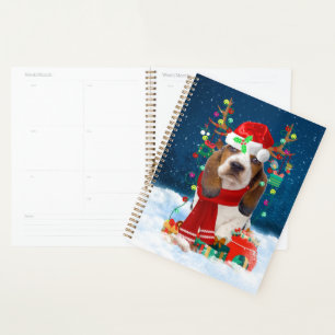 Basset Hound Dog en neige avec cadeaux de Noël