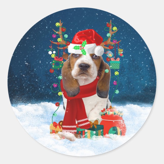 Basset Hound Hund im Schnee mit Weihnachtsgeschenk Runder Aufkleber (Vorderseite)
