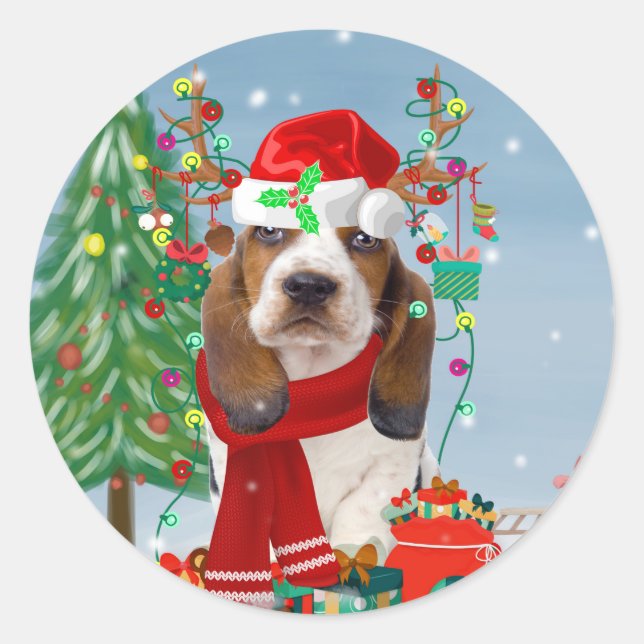 Basset Hound Hund im Schnee mit Weihnachtsgeschenk Runder Aufkleber (Vorderseite)