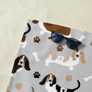 Basset Hound Hundknochen und Paare Strandtuch