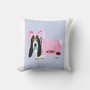 Basset Hound im Hasenkostüm Kissen