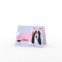 Basset Hound im rosa Hasenkostüm
