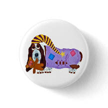 Basset Hound in Schlafanzug mit Teddybär