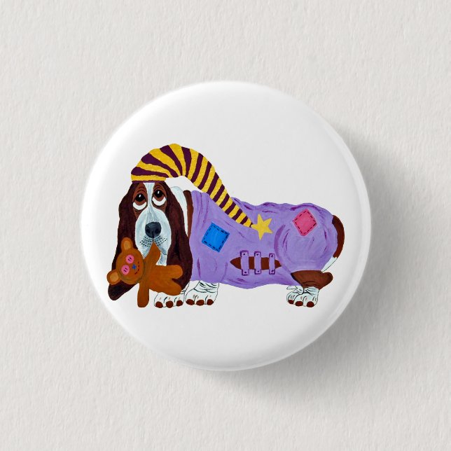 Basset Hound in Schlafanzug mit Teddybär Button (Vorderseite)