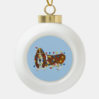 Basset Hound in Weihnachtslichtern verheddert Keramik Kugel-Ornament