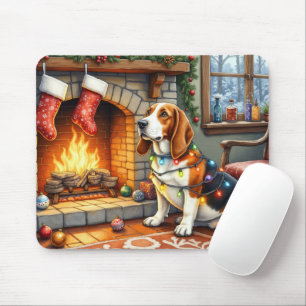 Basset Hound Kamin mit Weihnachtslichtern Mousepad