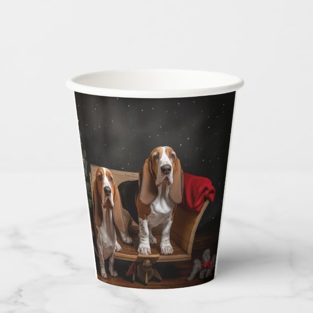 Basset Hound Snowy Sleigh Weihnachtsdekor Pappbecher (Vorderseite)