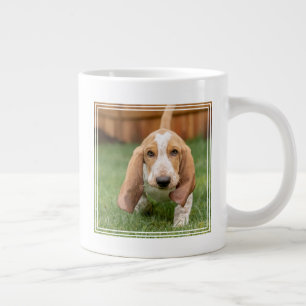 Basset Hound-Welpe beim Gehen Jumbo-Tasse