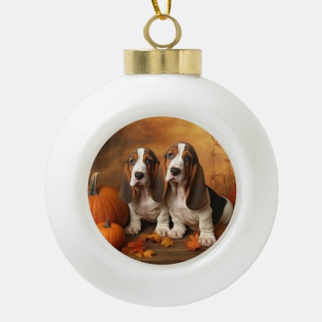 Basset Hound Welpe Herbst Delight Pumpen Keramik Kugel-Ornament (Vorderseite)