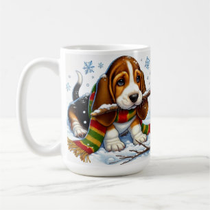 Basset Hound Welpe im Schnee mit Scarf und Zweig Kaffeetasse