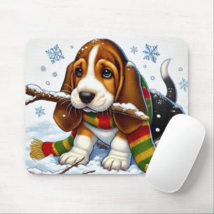 Basset Hound Welpe im Schnee mit Scarf und Zweig Mousepad