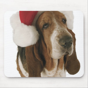 Basset-Hund in Weihnachtsmannmütze Mousepad