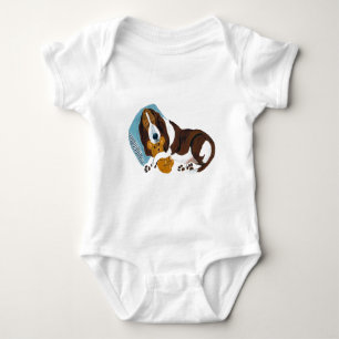 Basset mit Teddy im Schlaf Baby Strampler