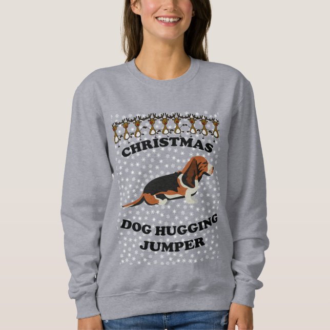 Bassett Hound Christmas Hund umarmt Sweatshirt (Vorderseite)
