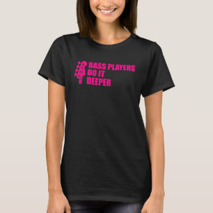 Bassspieler Coole Gitarrenspieler machen es tiefe T-Shirt