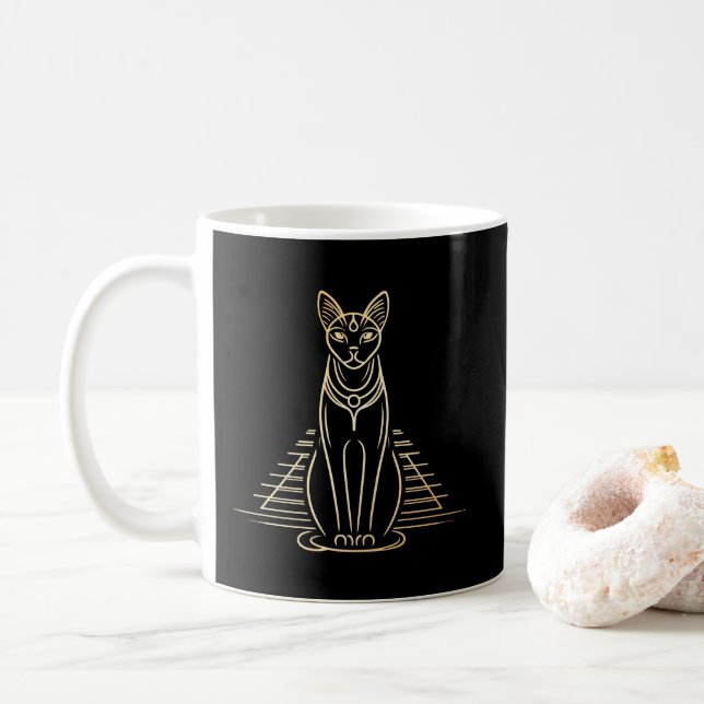 Bastet, ägyptische Katzengöttin vor einer Pyramide Kaffeetasse (Mit Donut)