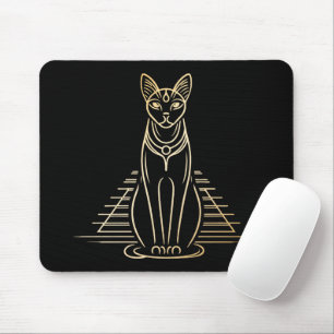 Bastet, ägyptische Katzengöttin vor einer Pyramide Mousepad