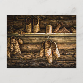 Bastschuhe an der Wand Postkarte