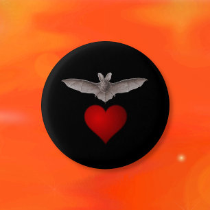Bat Liebe Graues Bat mit rotem Herzen auf schwarz Button