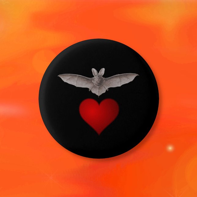 Bat Liebe Graues Bat mit rotem Herzen auf schwarz Button (Von Creator hochgeladen)