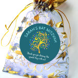 Bat Mitzvah Aquamarin Blue Gold Treil Tree of Life Runder Aufkleber<br><div class="desc">Seien Sie stolz, freuen Sie sich und präsentieren Sie diesen Meilenstein Ihres Lieblings-Bat Mitzvah! Nutzen Sie diesen lustigen, raffinierten, personalisierten Aufkleber, um ihren besonderen Tag zu ergänzen. Ein atemberaubender, grafischer Imitat Goldfolienbaum mit funkelnd türkisfarbenem, aquamarinem, lila und blauen Star of David und dot "Blätter" überlagert einen reichen, dunkelblauen Hintergrund. Personalisieren...</div>