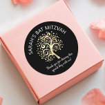 Bat Mitzvah Black Gold Foil Tree of Life Script Runder Aufkleber<br><div class="desc">Seien Sie stolz, freuen Sie sich und präsentieren Sie diesen Meilenstein Ihres Lieblings-Bat Mitzvah! Nutzen Sie diesen lustigen, raffinierten, personalisierten Aufkleber, um ihren besonderen Tag zu ergänzen. Ein grafisches Imitat mit Goldfolienbaum mit funkelnd Stern von David und Dot "Blätter", zusammen mit der Goldfolienkalligraphie-Schrift, überlagert einen reichen, raffinierten, schwarzen Hintergrund. Personalisieren...</div>