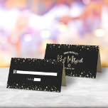 Bat Mitzvah Black Gold Fossilienschrift Confetti M Platzkarte<br><div class="desc">Kein Bat Mitzvah Party ist komplett ohne personalisierte Platzkarten. Lass deinem Lieblings-Bat Mitzvah Stolz, Freude und feiere ihren Meilenstein in ihrem perfekt koordinierten Party. Fett, sans Serif Typografie und funkelnd Imitate Gold Glitzer winzige Punkte überlagern einen reichen, dramatischen, schwarzen Hintergrund. Auf der Rückseite, weiße Sans Serif Typografie, zusammen mit Imitaten...</div>