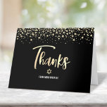 Bat Mitzvah Black Gold Glitzer Foil Elegantes Scri Dankeskarte<br><div class="desc">Vergewissern Sie sich, dass Ihr Lieblings-Bat Mitzvah ihre Wertschätzung für alle, die ihre Meilenstein-Veranstaltung unterstützt! Versenden Sie diese atemberaubende, moderne, personalisierte Dankeschön-Karte. Funkelnd Goldfolien-Kalligraphie-Drehbuch, Star of David, und winzige Konfetti-Glitzer-Punkte, zusammen mit weißen Sans Serifentypografie, überlagern einen dramatischen schwarzen Hintergrund. Auf der Vorderseite, personalisieren Sie mit ihrem Namen. Fügen Sie eine...</div>
