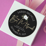 Bat Mitzvah Black Gold Script Floral Watercolor Runder Aufkleber<br><div class="desc">Seien Sie stolz, freuen Sie sich und feiern Sie diesen Meilenstein Ihres Lieblings-Bat Mitzvah, wenn Sie diesen raffinierten, personalisierten Aufkleber verwenden! Ein schicker, atemberaubender, weißer und goldener Glitzer mit floraler Aquarellfarbe mit Imitaten, Goldfolienskripttypografie und Star of David, sowie weißer San-Serif-Schrift überlagern einen dramatischen schwarzen Hintergrund. Personalisieren Sie den benutzerdefinierten Text...</div>