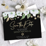Bat Mitzvah Black Gold Script Watercolor Floral Einladungspostkarte<br><div class="desc">Achten Sie darauf, dass alle Ihre Freunde und Verwandten den Meilenstein Ihrer Tochter Bat Mitzvah feiern können! Schicken Sie diese schicke, personalisierte "Save the Date" Ankündigungskarte. Ein schicker, atemberaubender, weißer und goldener Glitzer mit floraler Aquarellfarbe mit Imitaten, Goldfolien-Schrift Typografie und weißer San-Serifenart überlagert einen dramatischen schwarzen Hintergrund. Personalisieren Sie den...</div>