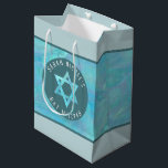 Bat Mitzvah Blue Opal Magen David Personalisiert Mittlere Geschenktüte<br><div class="desc">Einmal personalisiert, diese stilvolle Imitat Blue Opal Aquarell Geschenktasche mit einem passenden Magen David Stern und Ihrem eigenen Text wird die perfekte Touch für Ihr Bat Mitzvah Geschenk. Set auf einem alloveren Hintergrund von Imitaten Aquarell, der simulierte blaue Schimmer Star von David ist zentriert auf einem Kreis von tiefblau mit...</div>