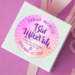 Bat Mitzvah Bold Retro Boho Pink Orange Gradient Runder Aufkleber<br><div class="desc">Seien Sie stolz, freuen Sie sich und präsentieren Sie diesen Meilenstein Ihres Lieblings-Bat Mitzvah! Benutzen Sie diesen personalisierten Boho Retro Aufkleber, um ihren besonderen Tag hinzuzufügen. Spaß, trendige, kühn dunkelrosa und lila Typografie mit moderner Sans Serif Typografie überlagern den Hintergrund von Pop-Lichtstrahlen in Orange- und Rosa-Ober-Farbradien mit weißen Punkten. Personalisieren...</div>