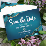 Bat Mitzvah Bold Türkise Gold Agate Ombre Skript Save The Date<br><div class="desc">Achten Sie darauf, dass alle Ihre Freunde und Verwandten den Meilenstein Ihrer Tochter Bat Mitzvah feiern können! Versenden Sie diese coole, einzigartige, moderne, personalisierte "Save the Date" Anzeigenkarte. Die Typografie der weißen Schrift und die Imitate goldener Stern von David überlagern einen tieftürkisfarbenen, aquamarinen, dunkelblauen Hintergrund mit türkisblauem Age, die mit...</div>