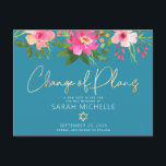Bat Mitzvah Floral Watercolor Gold Script blau Einladungspostkarte<br><div class="desc">Achten Sie darauf, dass alle Ihre Freunde und Verwandten den Meilenstein Ihrer Tochter Bat Mitzvah feiern können, unabhängig von den aktuellen unvorhergesehenen globalen Umständen. Schicken Sie diese schicke, personalisierte Ankündigung von "Plan ändern" Postkarte. Eine schicke, atemberaubende, pinkfarbene und pfirsichfarbene Aquarellfarbe mit Imitaten, Goldfolien-Schrift Typografie und modernen weißen Sans Serifenprägung überlagern...</div>