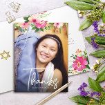 Bat Mitzvah Floral Watercolor Script Custom Foto Dankeskarte<br><div class="desc">Vergewissern Sie sich, dass Ihr Lieblings-Bat Mitzvah ihre Wertschätzung für alle, die ihre Meilenstein-Veranstaltung unterstützt! Verschicken Sie diese ausgeklügelte, personalisierte Dankeschön-Karte! Eine schicke, atemberaubende, rosa und pfirsichfarbene Aquarellfarbe mit weißer Schrifttyp und moderner Sans-Serifenschrift überlagern das Foto Ihrer Wahl. Zusätzliche Aquarellfarben-Blume und ein Goldstar von David, zusammen mit Ihrer personalisierten Note,...</div>