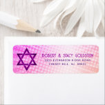 Bat Mitzvah Fun Retro Rosa Orange Adresse<br><div class="desc">Seien Sie stolz, freuen Sie sich und präsentieren Sie diesen Meilenstein Ihres Lieblings-Bat Mitzvah mit diesem boho Retro, personalisierte Rücksendeadresse-Label! Spaß, trendige, kühn dunkelrosa und lila Typografie mit moderner Sans Serif Typografie überlagern den Hintergrund von Pop-Lichtstrahlen in Orange- und Rosa-Ober-Farbradien mit weißen Punkten. Personalisieren Sie den benutzerdefinierten Text mit Ihrem...</div>