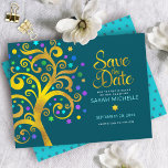 Bat Mitzvah Gold & Blue Foil Tree of Life Aquamari Save The Date<br><div class="desc">Achten Sie darauf, dass alle Ihre Freunde und Verwandten den Meilenstein Ihrer Tochter Bat Mitzvah feiern können! Versenden Sie diese atemberaubenden, grafischen Imitate Goldfolienbaum mit funkelnd türkisfarbenem, aquamarinem, lila und blauen Star of David und dot "Blätter" auf einem dunkelblauen Hintergrund, personalisierte "Ankündigungskarte". Auf der Rückseite ist ein winziger, aquamariner Stern...</div>