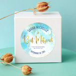 Bat Mitzvah Gold Foil Script, Türkis Wasserfarbe Runder Aufkleber<br><div class="desc">Seien Sie stolz, freuen Sie sich und feiern Sie diesen Meilenstein Ihres Lieblings-Bat Mitzvah! Benutzen Sie dieses atemberaubende, moderne, funkelnd Imitat-Drehbuch, Star of David und winzige Punkte vor einem türkisblauen Aquarell-Aufkleber, um ihren besonderen Tag hinzuzufügen. Personalisieren Sie den benutzerdefinierten Text mit ihrem Namen und Datum des Ereignisses. Garantiert, um allen...</div>