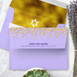 Bat Mitzvah Lila Gold Foil & Dots Rücksendeadresse<br><div class="desc">Öffnen Sie diesen lila Umschlag und Sie finden eine Überraschung, Grafik visuell von einem weißen Stern von David vor einem Hintergrund von funkelnd Imitaten Folie. Die Rücksendeadresse ist auch mit vergoldeten Glitzer-Punkten aus Imitat bestreut. Feiern Sie diesen Meilenstein Ihres Lieblings-Bat Mitzvah, wenn Sie diesen atemberaubend stilvollen und modernen personalisierten Umschlag...</div>