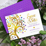 Bat Mitzvah Lila mit Goldene Schrift Tree of Life Save The Date<br><div class="desc">Achten Sie darauf, dass alle Ihre Freunde und Verwandten den Meilenstein Ihrer Tochter Bat Mitzvah feiern können! Versenden Sie diese atemberaubende, grafische Imitate Goldfolienbaum mit funkelnd türkisfarbenen, aquamarinen, lila und blauen Star of David und Punkt "Blätter" auf einem weißen Hintergrund, personalisierte "Save the Date" Ankündigungskarte. Ihre persönliche Nachricht und ein...</div>