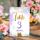 Bat Mitzvah Lila Watercolor Gold Script Glitzer Tischnummer<br><div class="desc">Kein Bat Mitzvah Party ist komplett ohne personalisierte Tischnummer Karten. Lass deinem Lieblings-Bat Mitzvah Stolz, Freude und feiere ihren Meilenstein in ihrem perfekt koordinierten Party. Atemberaubendes, modernes, funkelnd Goldfolienskript und winzige Imitate überlagern einen lila Aquarellhintergrund. Personalisieren Sie den benutzerdefinierten Text mit der Tischnummer, ihrem Namen und dem Datum des Ereignisses....</div>