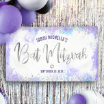 Bat Mitzvah Lila Watercolor Silver Foil Script Banner<br><div class="desc">Seien Sie stolz, freuen Sie sich und präsentieren Sie diesen Meilenstein Ihres Lieblings-Bat Mitzvah! Lassen Sie sich von diesem atemberaubenden, modernen, stilvollen, personalisierten Banner in einen besonderen Tag hineinführen. Funkelnd, silberne Imitate-Folienskripte und Glitzer-Punkte überlagern einen weichen lila Aquarellhintergrund. Personalisieren Sie den benutzerdefinierten Text mit Ihrem Bat Mitzvah Namen und Datum...</div>