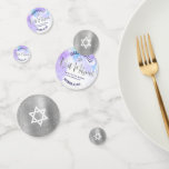 Bat Mitzvah Lila Watercolor Silver Foil Script Konfetti<br><div class="desc">Fügen Sie Ihrem Lieblings-Bat Mitzvah-Party einen besonderen Stil mit diesem anpassbaren Tisch Konfetti hinzu! Atemberaubendes, modernes, funkelnd Silber Imitat handgeschriebenes Drehbuch, Star of David und winzige Punkte auf einem leicht lila Aquarellhintergrund auf einer Seite mischen sich mit einem weißen Stern von David über einem Imitat silberfarbenen Folienhintergrund auf der anderen...</div>
