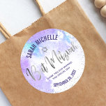 Bat Mitzvah Lila Watercolor Silver Foil Script Runder Aufkleber<br><div class="desc">Seien Sie stolz, freuen Sie sich und feiern Sie diesen Meilenstein Ihres Lieblings-Bat Mitzvah! Benutzen Sie dieses atemberaubende, moderne, funkelnd Silber Imitat-Drehbuch, Star of David und winzige Punkte gegen einen leicht lila Aquarellbilder Aufkleber, um ihren besonderen Tag zu ergänzen. Personalisieren Sie den benutzerdefinierten Text mit ihrem Namen und Datum des...</div>