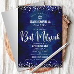 Bat Mitzvah Modern Navy Silver Foil Glitzer Script Einladung<br><div class="desc">Seien Sie stolz, freuen Sie sich und präsentieren Sie diesen Meilenstein Ihres Lieblings-Bat Mitzvah! Senden Sie diese atemberaubende, moderne, raffinierte, personalisierte hebräische Namenseinladung für eine Veranstaltung, an die Sie sich erinnern können. Graphische Imitate Silber-Folie Kalligraphie Drehbuch, Star of David, und Konfetti, überlagern einen reichen, dramatischen, marineblauen Aquarellhintergrund. Ein Imitat silberner...</div>