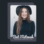 Bat Mitzvah Modernes Foto Einladung<br><div class="desc">Dieses Design besteht aus spielerischen kursiven Skripten, die durch einfache san-Serifentypografie bekämpft werden. Dieses Design ist modern und einfach. Fügen Sie ein Foto hinzu.
Abrufbar unter:http://www.zazzle.com/store/selectpartysupplies</div>