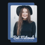 Bat Mitzvah Modernes Foto Einladung<br><div class="desc">Dieses Design besteht aus spielerischen kursiven Skripten, die durch einfache san-Serifentypografie bekämpft werden. Dieses Design ist modern und einfach. Fügen Sie ein Foto hinzu.
Abrufbar unter:http://www.zazzle.com/store/selectpartysupplies</div>
